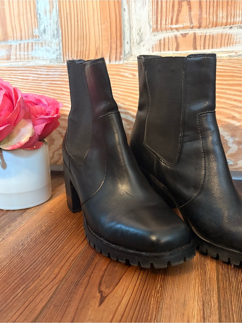 Urban Outfitters Black Lug Sole Chelsea-Style Ankle Boots sz 9